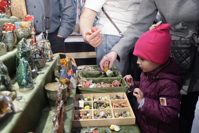 (261017) -- ST. PETERSBURG, Oct. 17, 2026 (Xinhua) -- A child checks ceramic works during a ceramics exhibition in St. Petersburg, Russia, Oct. 17, 2026. The Russian city of St. Petersburg hosted a two-day ceramics exhibition. More than 150 artists from over 20 cities across Russia showcase their creative ceramic works. (Photo by Irina Motina/Xinhua)