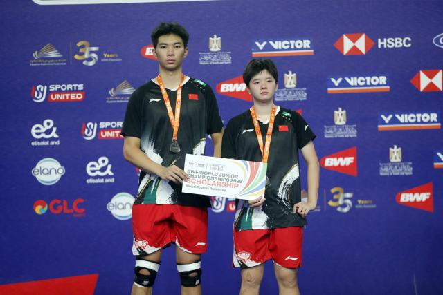 (261018) -- CAIRO, Oct. 18, 2026 (Xinhua) -- Runner-ups Feng Yilang/Li Menghan (R) of China pose for a photo during the awarding ceremony for the mixed doubles final at the BWF World Junior Championships 2026 in Cairo, Egypt, Oct. 17, 2026. (Xinhua/Ahmed Gomaa)