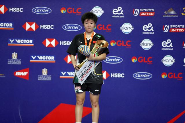 (261018) -- CAIRO, Oct. 18, 2026 (Xinhua) -- Zhang Yixin of China poses for a photo during the awarding ceremony for the women's singles final at the BWF World Junior Championships 2026 in Cairo, Egypt, Oct. 17, 2026. (Xinhua/Ahmed Gomaa)
