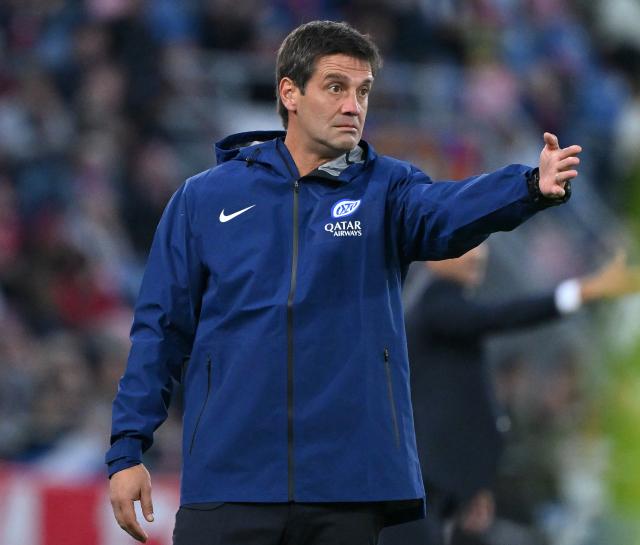 (261018) -- BOLOGNA, Oct. 18, 2026 (Xinhua) -- Inter Milan's head coach Cristian Chivu gestures during an Italian Serie A football match between Bologna and Inter Milan in Bologna, Italy, Oct. 17, 2026. (Photo by Alberto Lingria/Xinhua)