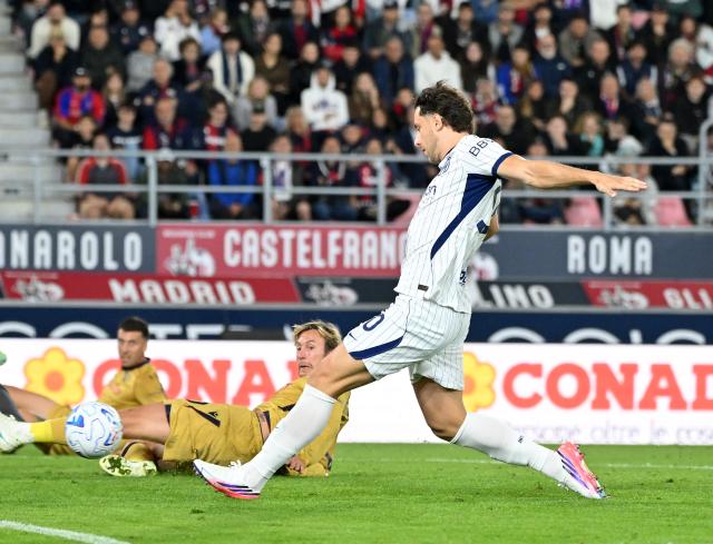 (261018) -- BOLOGNA, Oct. 18, 2026 (Xinhua) -- Inter Milan's Carlos Augusto (R) shoots to score during an Italian Serie A football match between Bologna and Inter Milan in Bologna, Italy, Oct. 17, 2026. (Photo by Alberto Lingria/Xinhua)