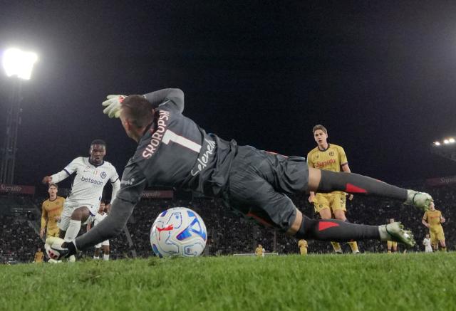 (261018) -- BOLOGNA, Oct. 18, 2026 (Xinhua) -- Inter Milan's Ange-Yoan Bonny (2nd L) shoots to score during an Italian Serie A football match between Bologna and Inter Milan in Bologna, Italy, Oct. 17, 2026. (Photo by Alberto Lingria/Xinhua)