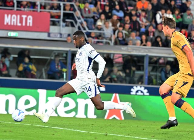 (261018) -- BOLOGNA, Oct. 18, 2026 (Xinhua) -- Inter Milan's Ange-Yoan Bonny (L) shoots to score during an Italian Serie A football match between Bologna and Inter Milan in Bologna, Italy, Oct. 17, 2026. (Photo by Alberto Lingria/Xinhua)