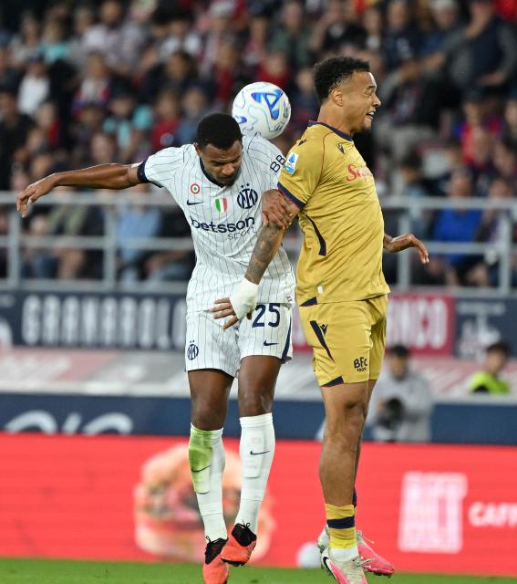 (261018) -- BOLOGNA, Oct. 18, 2026 (Xinhua) -- Bologna's Jay Enem (R) vies with Inter Milan's Manuel Akanji during an Italian Serie A football match between Bologna and Inter Milan in Bologna, Italy, Oct. 17, 2026. (Photo by Alberto Lingria/Xinhua)