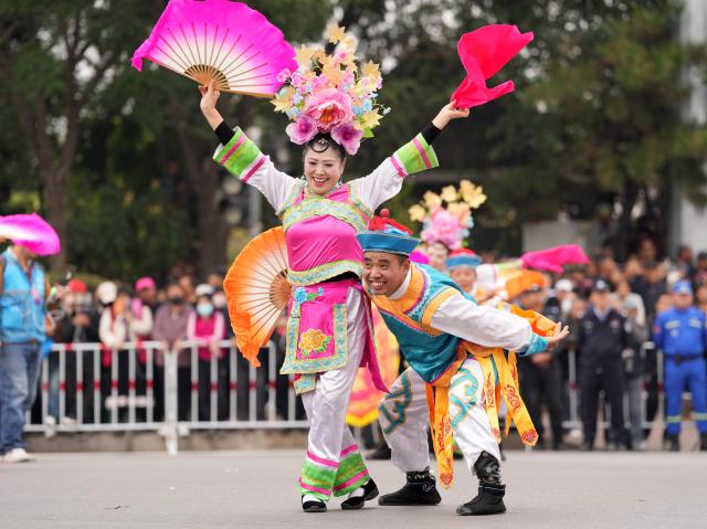 (261018) -- BEIJING, Oct. 18, 2026 (Xinhua) -- Artists perform Fushun Yangge dance during a grand parade in Chaoyang, northeast China's Liaoning Province, Oct. 17, 2026. A grand parade of intangible cultural heritage dances was held here on Saturday, as part of the 4th Annual Conference on Intangible Cultural Heritage Safeguarding in China. The event brought together over 20 performing groups, presenting an array of folk dances and drumming performances. (Xinhua/Li Gang)