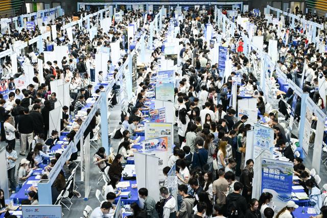 (261018) -- BEIJING, Oct. 18, 2026 (Xinhua) -- This photo taken on Oct. 17, 2026 shows a view at a job fair in Suzhou, east China's Jiangsu Province. (Photo by Yang Suping/Xinhua)