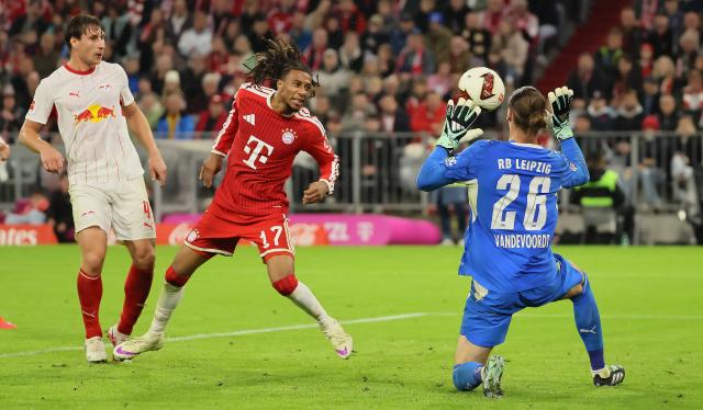 (261018) -- MUNICH, Oct. 18, 2026 (Xinhua) -- Michael Olise (C) of Bayern Munich competes during the German first division Bundesliga football match between FC Bayern Munich and RB Leipzig in Munich, Germany, Oct. 17, 2026. (Photo by Philippe Ruiz/Xinhua)
