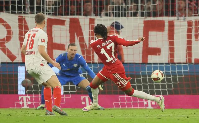 (261018) -- MUNICH, Oct. 18, 2026 (Xinhua) -- Michael Olise (R) of Bayern Munich shoots to score during the German first division Bundesliga football match between FC Bayern Munich and RB Leipzig in Munich, Germany, Oct. 17, 2026. (Photo by Philippe Ruiz/Xinhua)