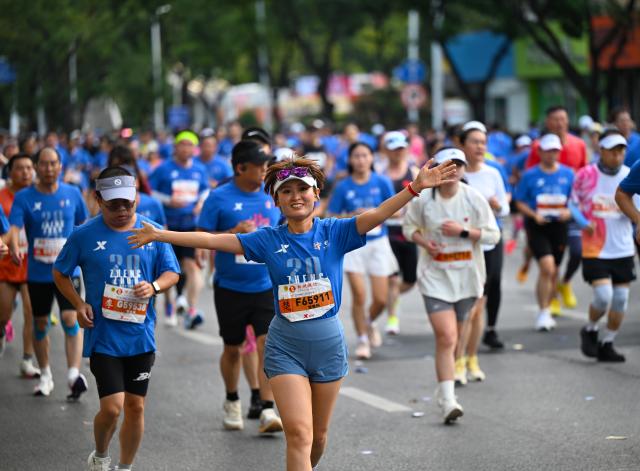 (261018) -- ZHENGZHOU, Oct. 18, 2026 (Xinhua) -- Participants compete during the 2026 Zhengzhou Marathon in Zhengzhou, central China's Henan Province, Oct. 18, 2026. (Xinhua/Hao Yuan)