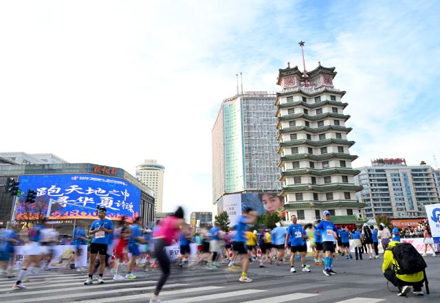 (261018) -- ZHENGZHOU, Oct. 18, 2026 (Xinhua) -- Participants compete during the 2026 Zhengzhou Marathon in Zhengzhou, central China's Henan Province, Oct. 18, 2026. (Xinhua/Hao Yuan)
