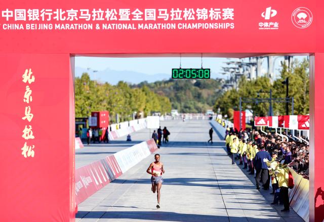 (261018) -- BEIJING, Oct. 18, 2026 (Xinhua) -- Adane Kebede Gebre of Ethiopia sprints to the finish line to win the third place of the men's marathon event during the 2026 Beijing Marathon & National Marathon Championships in Beijing, capital of China, Oct. 18, 2026. (Xinhua/Luo Yuan)