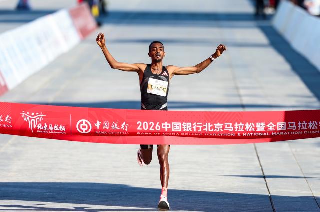 (261018) -- BEIJING, Oct. 18, 2026 (Xinhua) -- Tamirat Tola of Ethiopia crosses the finish line to win the first place of the men's marathon event during the 2026 Beijing Marathon & National Marathon Championships in Beijing, capital of China, Oct. 18, 2026. (Xinhua/Luo Yuan)