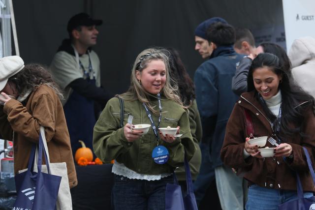 (261018) -- NEW YORK, Oct. 18, 2026 (Xinhua) -- People taste food at the New York City Wine and Food Festival in New York, the United States, Oct. 17, 2026. Running from Oct. 15 to 18, the festival attracts many food lovers and visitors. (Xinhua/Zhang Fengguo)
