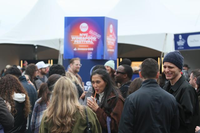 (261018) -- NEW YORK, Oct. 18, 2026 (Xinhua) -- People attend the New York City Wine and Food Festival in New York, the United States, Oct. 17, 2026. Running from Oct. 15 to 18, the festival attracts many food lovers and visitors. (Xinhua/Zhang Fengguo)