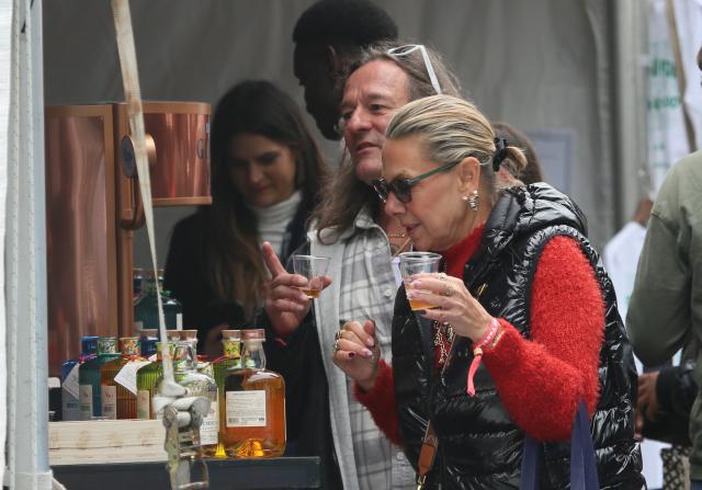 (261018) -- NEW YORK, Oct. 18, 2026 (Xinhua) -- People taste wine at the New York City Wine and Food Festival in New York, the United States, Oct. 17, 2026. Running from Oct. 15 to 18, the festival attracts many food lovers and visitors. (Xinhua/Zhang Fengguo)