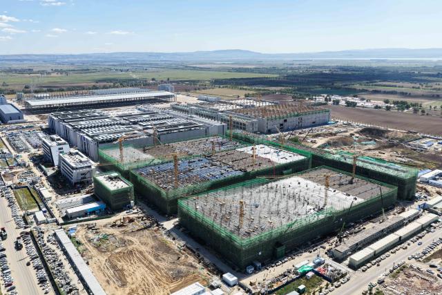 (261018) -- HOHHOT, Oct. 18, 2026 (Xinhua) -- A drone photo taken on Sept. 10, 2026 shows the construction site of a new cloud computing center of VNET Group in Ulanqab, north China's Inner Mongolia Autonomous Region. (Xinhua/Li Zhipeng)