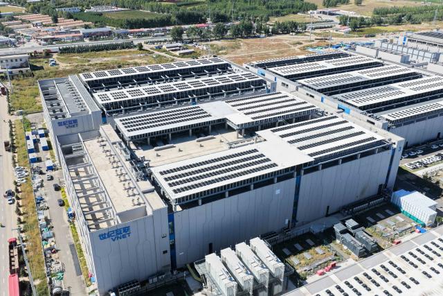 (261018) -- HOHHOT, Oct. 18, 2026 (Xinhua) -- A drone photo taken on Sept. 10, 2026 shows a cloud computing center of VNET Group in Ulanqab, north China's Inner Mongolia Autonomous Region. (Xinhua/Li Zhipeng)