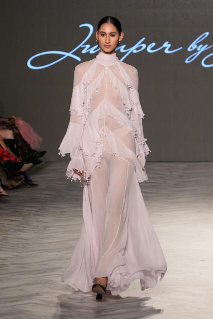 (261018) -- VANCOUVER, Oct. 18, 2026 (Xinhua) -- A model presents a creation by Chinese fashion designer Jumper Zhang during Vancouver Fashion Week 2026 in Vancouver, British Columbia, Canada, on Oct. 17, 2026. (Photo by Liang Sen/Xinhua)