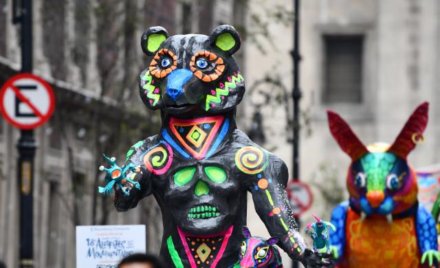 (261018) -- MEXICO CITY, Oct. 18, 2026 (Xinhua) -- This photo taken on Oct. 17, 2026 shows a scene of the Monumental Alebrijes Parade 2026 in Mexico City, Mexico. Alebrijes are brightly colored folk art sculptures of fantastical creatures. (Xinhua/Zhao Hui)
