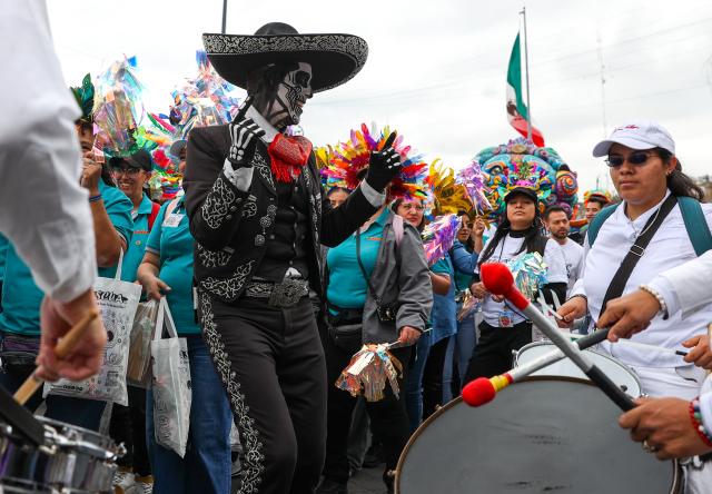 (261018) -- MEXICO CITY, Oct. 18, 2026 (Xinhua) -- This photo taken on Oct. 17, 2026 shows a scene of the Monumental Alebrijes Parade 2026 in Mexico City, Mexico. Alebrijes are brightly colored folk art sculptures of fantastical creatures. (Xinhua/Ding Hongfa)