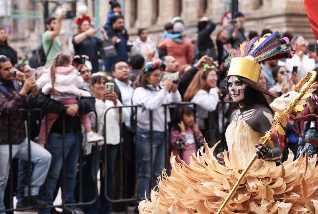 (261018) -- MEXICO CITY, Oct. 18, 2026 (Xinhua) -- This photo taken on Oct. 17, 2026 shows a scene of the Monumental Alebrijes Parade 2026 in Mexico City, Mexico. Alebrijes are brightly colored folk art sculptures of fantastical creatures. (Xinhua/Liu Wenhui)