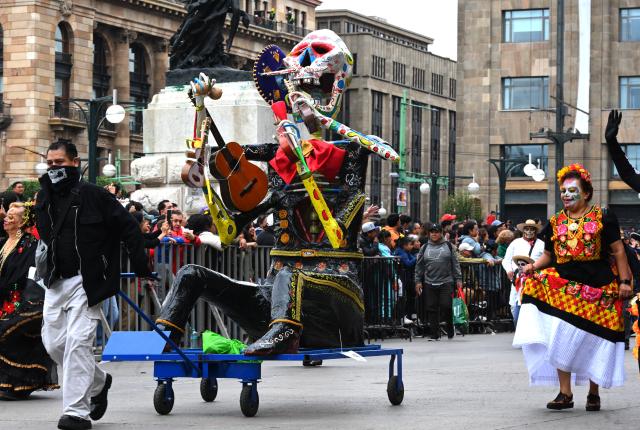 (261018) -- MEXICO CITY, Oct. 18, 2026 (Xinhua) -- This photo taken on Oct. 17, 2026 shows a scene of the Monumental Alebrijes Parade 2026 in Mexico City, Mexico. Alebrijes are brightly colored folk art sculptures of fantastical creatures. (Xinhua/Zhang Lei)