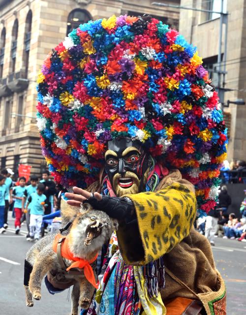 (261018) -- MEXICO CITY, Oct. 18, 2026 (Xinhua) -- This photo taken on Oct. 17, 2026 shows a scene of the Monumental Alebrijes Parade 2026 in Mexico City, Mexico. Alebrijes are brightly colored folk art sculptures of fantastical creatures. (Xinhua/Zhang Lei)
