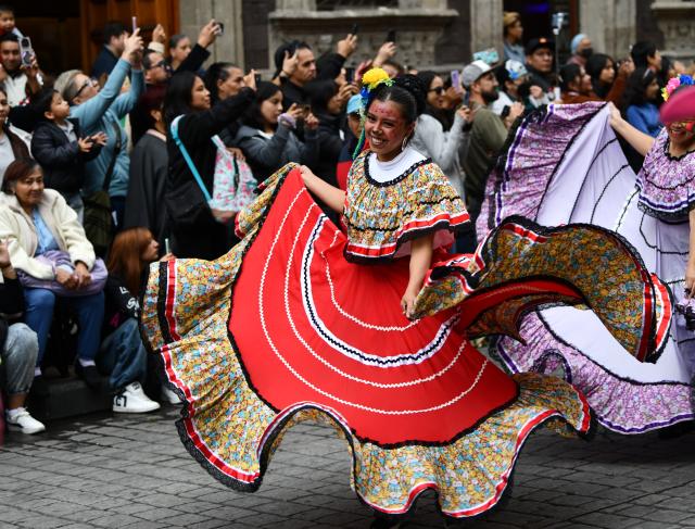 (261018) -- MEXICO CITY, Oct. 18, 2026 (Xinhua) -- This photo taken on Oct. 17, 2026 shows a scene of the Monumental Alebrijes Parade 2026 in Mexico City, Mexico. Alebrijes are brightly colored folk art sculptures of fantastical creatures. (Xinhua/Zhao Hui)