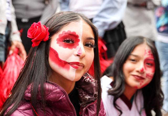 (261018) -- MEXICO CITY, Oct. 18, 2026 (Xinhua) -- Participants of the Monumental Alebrijes Parade 2026 showcase their facial makeup in Mexico City, Mexico, Oct. 17, 2026. Alebrijes are brightly colored folk art sculptures of fantastical creatures. (Xinhua/Ding Hongfa)