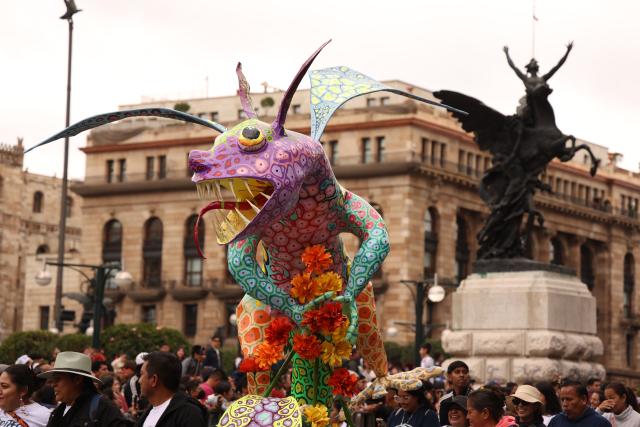 (261018) -- MEXICO CITY, Oct. 18, 2026 (Xinhua) -- This photo taken on Oct. 17, 2026 shows a scene of the Monumental Alebrijes Parade 2026 in Mexico City, Mexico. Alebrijes are brightly colored folk art sculptures of fantastical creatures. (Xinhua/Liu Wenhui)