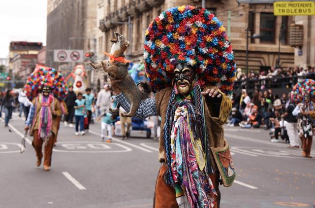 (261018) -- MEXICO CITY, Oct. 18, 2026 (Xinhua) -- This photo taken on Oct. 17, 2026 shows a scene of the Monumental Alebrijes Parade 2026 in Mexico City, Mexico. Alebrijes are brightly colored folk art sculptures of fantastical creatures. (Xinhua/Liu Wenhui)