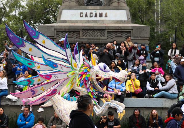 (261018) -- MEXICO CITY, Oct. 18, 2026 (Xinhua) -- This photo taken on Oct. 17, 2026 shows a scene of the Monumental Alebrijes Parade 2026 in Mexico City, Mexico. Alebrijes are brightly colored folk art sculptures of fantastical creatures. (Xinhua/Ding Hongfa)