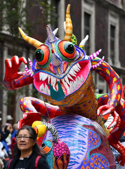 (261018) -- MEXICO CITY, Oct. 18, 2026 (Xinhua) -- This photo taken on Oct. 17, 2026 shows a scene of the Monumental Alebrijes Parade 2026 in Mexico City, Mexico. Alebrijes are brightly colored folk art sculptures of fantastical creatures. (Xinhua/Zhao Hui)