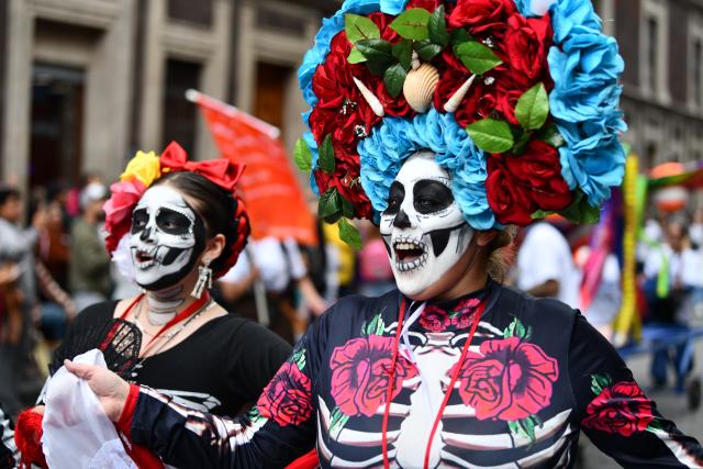 (261018) -- MEXICO CITY, Oct. 18, 2026 (Xinhua) -- This photo taken on Oct. 17, 2026 shows a scene of the Monumental Alebrijes Parade 2026 in Mexico City, Mexico. Alebrijes are brightly colored folk art sculptures of fantastical creatures. (Xinhua/Zhao Hui)