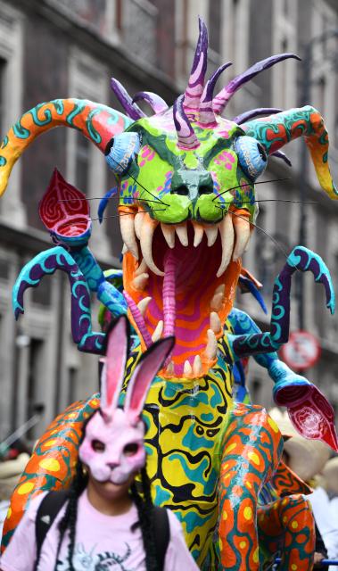 (261018) -- MEXICO CITY, Oct. 18, 2026 (Xinhua) -- This photo taken on Oct. 17, 2026 shows a scene of the Monumental Alebrijes Parade 2026 in Mexico City, Mexico. Alebrijes are brightly colored folk art sculptures of fantastical creatures. (Xinhua/Zhao Hui)