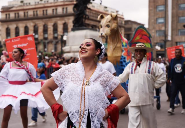 (261018) -- MEXICO CITY, Oct. 18, 2026 (Xinhua) -- This photo taken on Oct. 17, 2026 shows a scene of the Monumental Alebrijes Parade 2026 in Mexico City, Mexico. Alebrijes are brightly colored folk art sculptures of fantastical creatures. (Xinhua/Liu Wenhui)