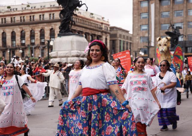 (261018) -- MEXICO CITY, Oct. 18, 2026 (Xinhua) -- This photo taken on Oct. 17, 2026 shows a scene of the Monumental Alebrijes Parade 2026 in Mexico City, Mexico. Alebrijes are brightly colored folk art sculptures of fantastical creatures. (Xinhua/Liu Wenhui)
