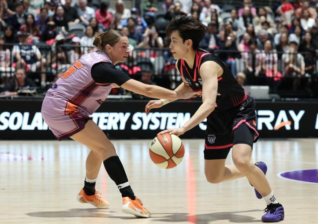 (261018) -- SYDNEY, Oct. 18, 2026 (Xinhua) -- Yang Shuyu (R) of Sydney Flames breaks through against Shay Ciezki of Adelaide Lightning during the round 1 game between Sydney Flames and Adelaide Lightning at the 2026-2027 Women's National Basketball League in Sydney, Australia, Oct. 18, 2026. (Xinhua/Gong Bing)