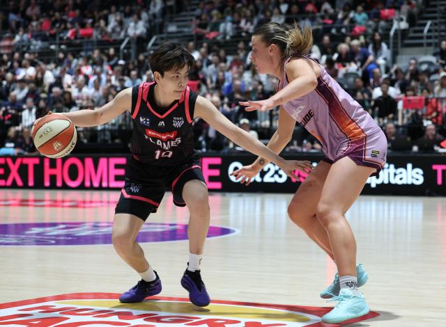 (261018) -- SYDNEY, Oct. 18, 2026 (Xinhua) -- Yang Shuyu (L) of Sydney Flames breaks through against Elissa Brett of Adelaide Lightning during the round 1 game between Sydney Flames and Adelaide Lightning at the 2026-2027 Women's National Basketball League in Sydney, Australia, Oct. 18, 2026. (Xinhua/Gong Bing)