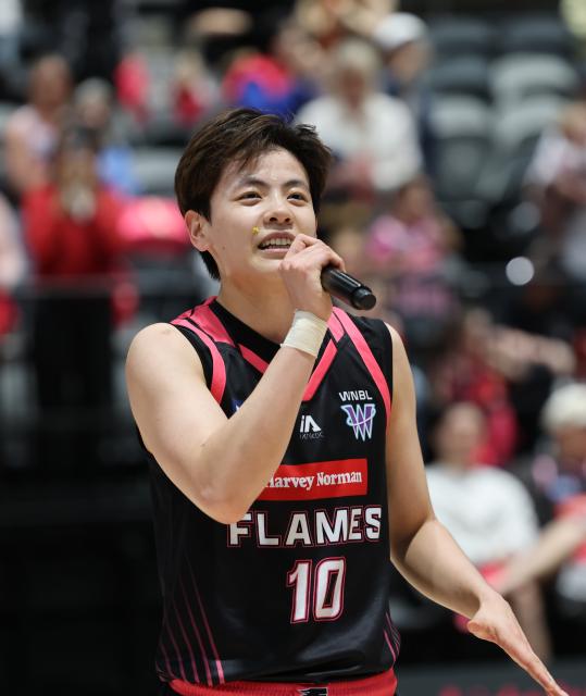 (261018) -- SYDNEY, Oct. 18, 2026 (Xinhua) -- Yang Shuyu of Sydney Flames acknowledges the fans after the round 1 game between Sydney Flames and Adelaide Lightning at the 2026-2027 Women's National Basketball League in Sydney, Australia, Oct. 18, 2026. (Xinhua/Gong Bing)
