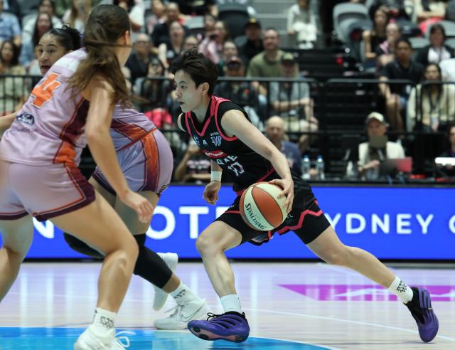 (261018) -- SYDNEY, Oct. 18, 2026 (Xinhua) -- Yang Shuyu (R) of Sydney Flames breaks through during the round 1 game between Sydney Flames and Adelaide Lightning at the 2026-2027 Women's National Basketball League in Sydney, Australia, Oct. 18, 2026. (Xinhua/Gong Bing)