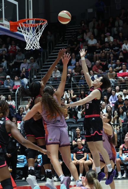 (261018) -- SYDNEY, Oct. 18, 2026 (Xinhua) -- Yang Shuyu (R) of Sydney Flames vies for a rebound during the round 1 game between Sydney Flames and Adelaide Lightning at the 2026-2027 Women's National Basketball League in Sydney, Australia, Oct. 18, 2026. (Xinhua/Gong Bing)