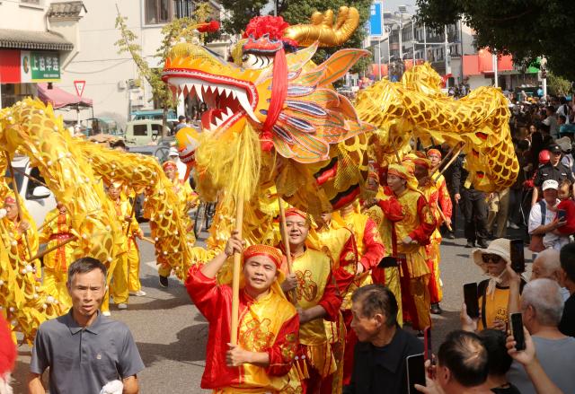 (261018) -- BEIJING, Oct. 18, 2026 (Xinhua) -- People watch a parade marking the Chongyang Festival in Huzhou, east China's Zhejiang Province, Oct. 18, 2026. A series of celebration activities were held across the country to mark the Chongyang Festival, which falls on Oct. 18 this year. Also known as China's Seniors' Day, it honors the country's traditional virtues of filial piety and family love. (Photo by Xie Shangguo/Xinhua)