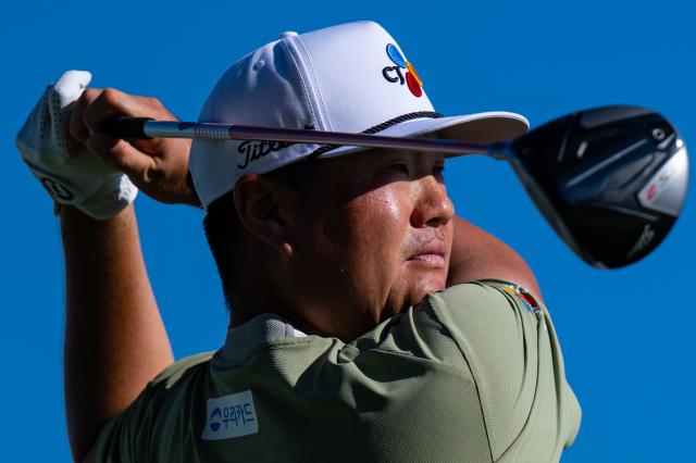 (261018) -- MACAO, Oct. 18, 2026 (Xinhua) -- Im Sungjae of South Korea competes during the Macao Open golf tournament in Macao, South China, Oct. 18, 2026. (Xinhua/Cheong Kam Ka)