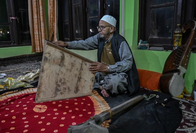 (261018) -- SRINAGAR, Oct. 18, 2026 (Xinhua) -- Ghulam Mohamed Zaz makes a santoor, a traditional Kashmiri musical instrument, at his workshop in Srinagar city, the summer capital of Indian-controlled Kashmir, Oct. 13, 2026. TO GO WITH "Feature: Indian-controlled Kashmir's traditional musical instrument makers strive to keep vanishing craft alive" (Xinhua/Javed Dar)