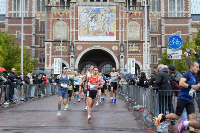 (261018) -- AMSTERDAM, Oct. 18, 2026 (Xinhua) -- Participants run during the Amsterdam Marathon in Amsterdam, the Netherlands, Oct. 18, 2026. (Photo by Sylvia Lederer/Xinhua)