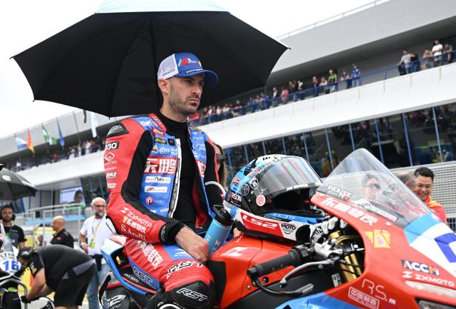 (261018) -- JEREZ, Oct. 18, 2026 (Xinhua) -- Valentin Debise of EASTROC ZXMOTO Evan Bros Factory prepares to compete before the Race 2 of WorldSSP at the FIM Supersport World Championship Spanish Round in Jerez, Spain, Oct. 18, 2026. (Xinhua/Cheng Min)