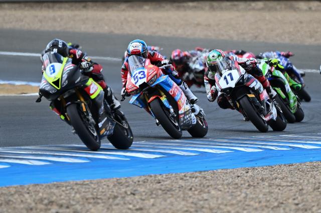 (261018) -- JEREZ, Oct. 18, 2026 (Xinhua) -- Valentin Debise (2nd L) of EASTROC ZXMOTO Evan Bros Factory competes during the Race 2 of WorldSSP at the FIM Supersport World Championship Spanish Round in Jerez, Spain, Oct. 18, 2026. (Xinhua/Cheng Min)