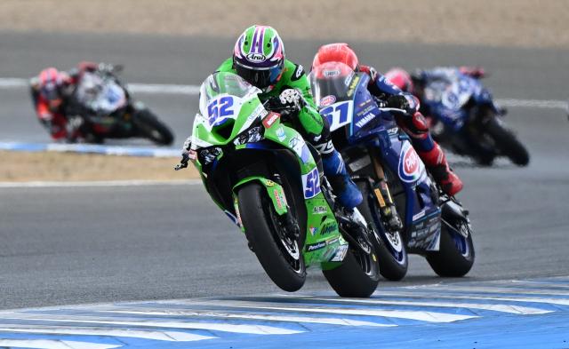 (261018) -- JEREZ, Oct. 18, 2026 (Xinhua) -- Jeremy Alcoba (L) of Kawasaki WorldSSP Team competes during the Race 2 of WorldSSP at the FIM Supersport World Championship Spanish Round in Jerez, Spain, Oct. 18, 2026. (Xinhua/Cheng Min)