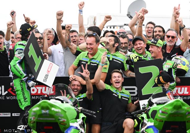 (261018) -- JEREZ, Oct. 18, 2026 (Xinhua) -- Kawasaki WorldSSP Team celebrate after the Race 2 of WorldSSP at the FIM Supersport World Championship Spanish Round in Jerez, Spain, Oct. 18, 2026. (Xinhua/Cheng Min)